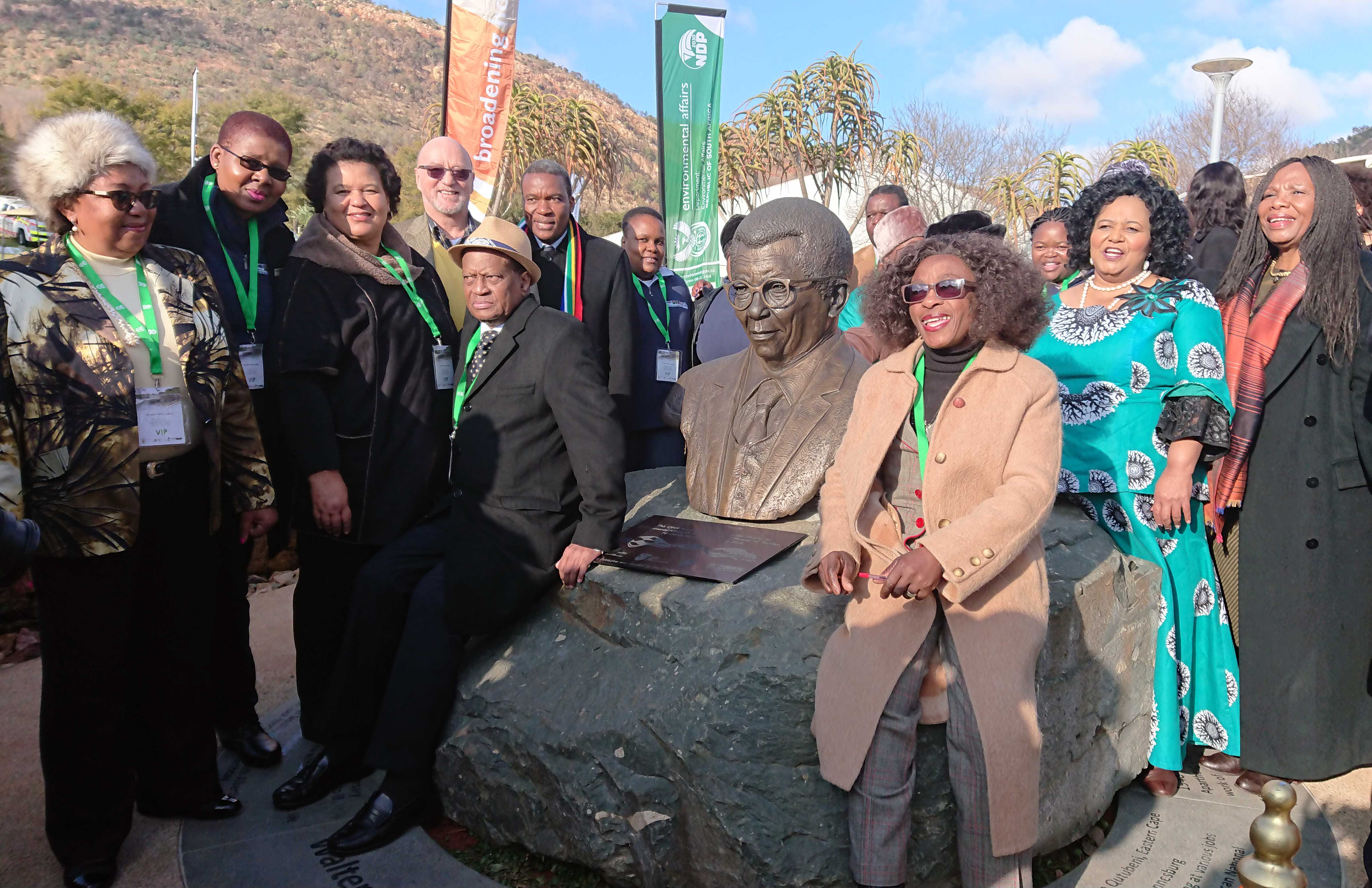 Ministers Molewa and Hanekom unveiled the Sisulu Circle at the Walter Sisulu National Botanical Garden